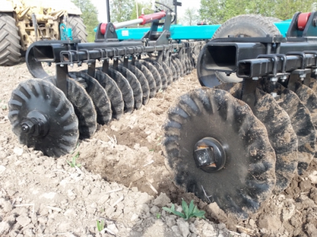 Борона дискова легка причіпна БДЛП-8,0 з прикотуючим катком у комлектації з хвилястими дисками