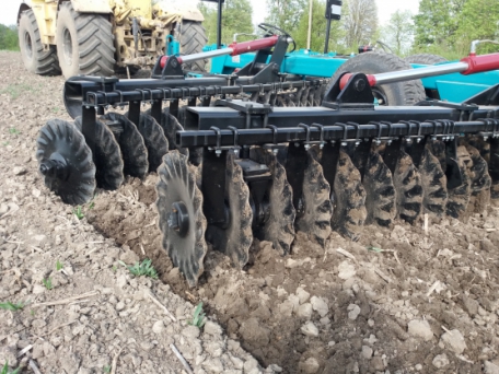 Борона дискова легка причіпна БДЛП-8,0 з прикотуючим катком у комлектації з хвилястими дисками