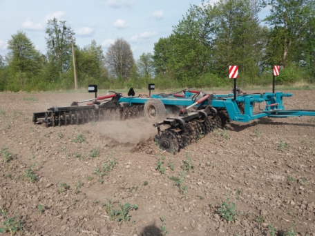 Борона дискова легка причіпна БДЛП-8,0 з прикотуючим катком у комлектації з хвилястими дисками