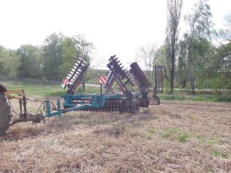 Борона дискова легка причіпна БДЛП-8,0 з прикотуючим катком у комлектації з хвилястими дисками