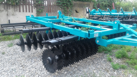 Борона дискова легка причіпна БДЛП-4,0 з прикотуючим катком у комлектації диски- мілкий виріз зуба