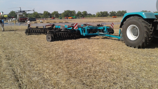 Борона дискова легка причіпна БДЛП-8,0 з прикотуючим катком у комлектації з хвилястими дисками