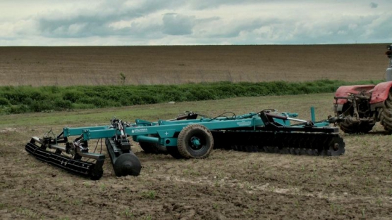 Борона дискова легка причіпна БДЛП-8,0 з прикотуючим катком у комлектації з дисками- "Ромашка" +"Круглий"